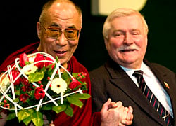 Lech Walesa hosts Dalai Lama and Belarusians (Photo)