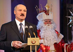 На «главной елке страны» Лукашенко выступал рядом с Дедом Морозом