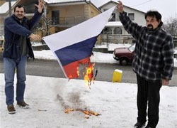 В Сербии сожгли российский флаг в знак протеста против прекращения поставок газа (Фото)