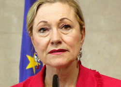 Визит комиссара Евросоюза в Минск снова отложен