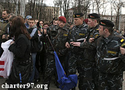 Riot militiamen beat opposition and tear EU flags on Solidarity Day in Belarus