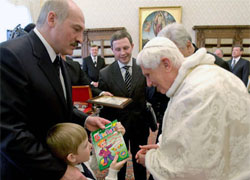 “ProjectorParisHilton”: Lukashenka in Vatican (Video)