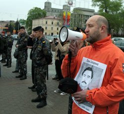 Зміцер Бандарэнка: Нямеччына павінна ведаць – беларускія амапаўцы з'яўляюцца спадчыннікамі НКУС