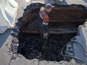 В Минске на улице Аэродромной под землю провалились две полосы движения (Фото)