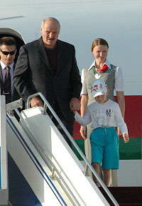 Лукашенко поехал на саммит ОДКБ вместе с сыном Колей (Фото)