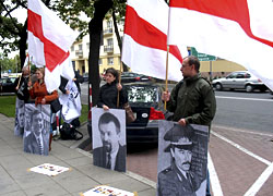 Родственники похищенных оппозиционеров требуют не пускать Лукашенко в Литву