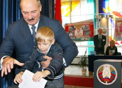 Lukashenka goes to Lithuania with Kolya to visit water attractions