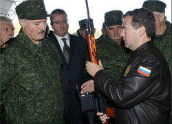 Лукашэнку і Мядзведзеву спадабалася бразгаць зброяй на мяжы з НАТА
