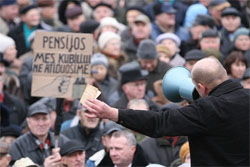 Недовольные пенсионеры митингуют в центре Вильнюса (Фото)