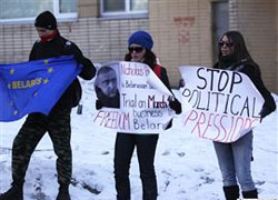 Буйныя штрафы за акцыю салідарнасці з Аўтуховічам і Асіпенкам