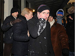 Хомиченко заплатили 250 долларов за разбитое стекло Дома правительства?