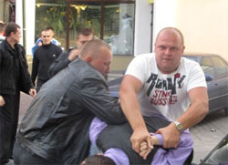 Власти: Люди в штатском - это офицер плюс два сержанта