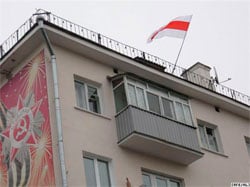 Наш флаг над площадью Победы (Фото)