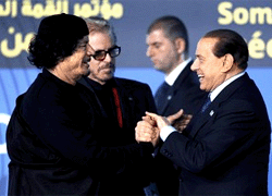 Берлускони поцеловал руку Каддафи (Фото, видео)