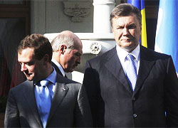 Янукович и Медведев могут закрыть транзит нефти для Беларуси
