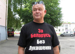 Гомельского активиста задержали за майку «Хватит, достал!»