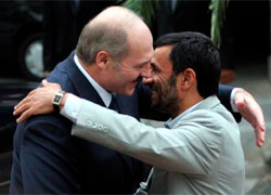 Лукашенко поздравил Ахмадинежада с Новым годом