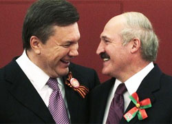 Янукович обсудит присоединение Украины к ТС c Лукашенко