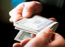 Валютчики продают доллар по 19 тысяч рублей