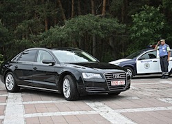 Губернатор Сумар пересел на Audi A8 за 100 тысяч евро (Фото)