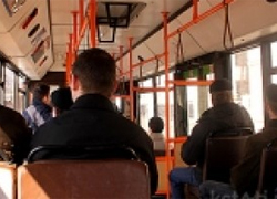Могилевский «заяц» разбил кирпичом стекло в автобусе