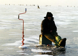 Рыбаки провалились под лед на Чижовском водохранилище