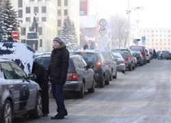 Минчане часами стоят в очередях в паркинги