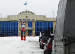 Белорусских дальнобойщиков заблокировали на границе Узбекистана