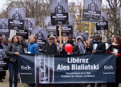 Le Monde:  Лукашенко ведет переговоры, ставя на кон жизни узников
