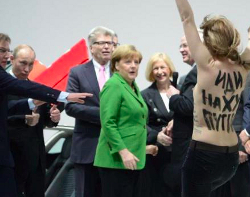 «Femen» послали Путина на х...