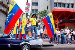 Демонстранты отбили голову статуе Чавеса в Венесуэле