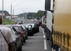 На границе с Крымом водители стоят в очереди по 5-10 часов