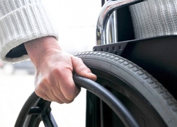 Инвалид-колясочник требует наказать строителей