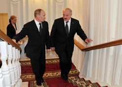 Lukashenko tries to outwit EU and Russia