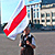 Минчанка прошла по Октябрьской площади с национальным флагом (Фото)
