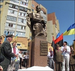 В Украине открыт памятник главнокомандующему УПА (Фото)