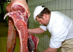 Пуховичский мясокомбинат отгружал в магазины просроченное мясо
