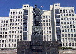 Памятник Ленину в Минске облили валерьянкой