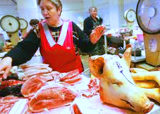 Рынкі Менска заваленыя сапсаваным мясам
