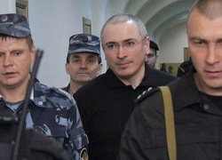 Мосгорсуд сократил срок Ходорковскому и Лебедеву