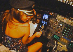 Мексиканский пилот доверил самолет с пассажирами актрисе