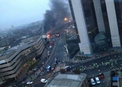 В центре Лондона упал вертолет: на месте падения полыхает пожар
