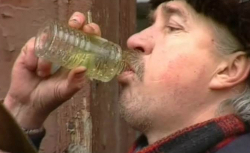 Белорусы опять стали пить одеколон