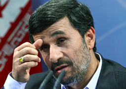 В Ахмадинежада бросили ботинком