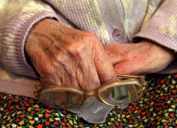 Сотрудница интерната избила 84-летнюю пенсионерку за отказ работать