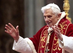 Папа Римский Бенедикт XVI покинул Ватикан
