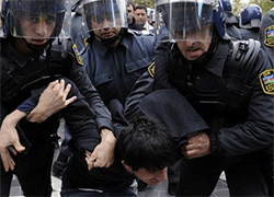 Оппозиционную демонстрацию в Баку разогнали водометами