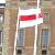Напротив Королевского дворца в Стокгольме вывесили бело-красно-белый флаг