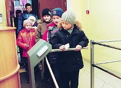 На Донбассе отменяют занятия в школах и детсадах