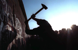 Остатки Берлинской стены сносят
